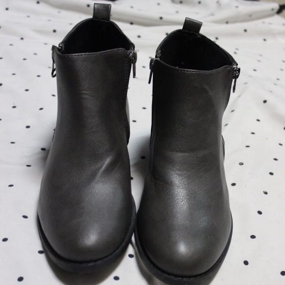 GRAY FAUX LEATHER ANKLE BOOTIES - Picture 2 of 5